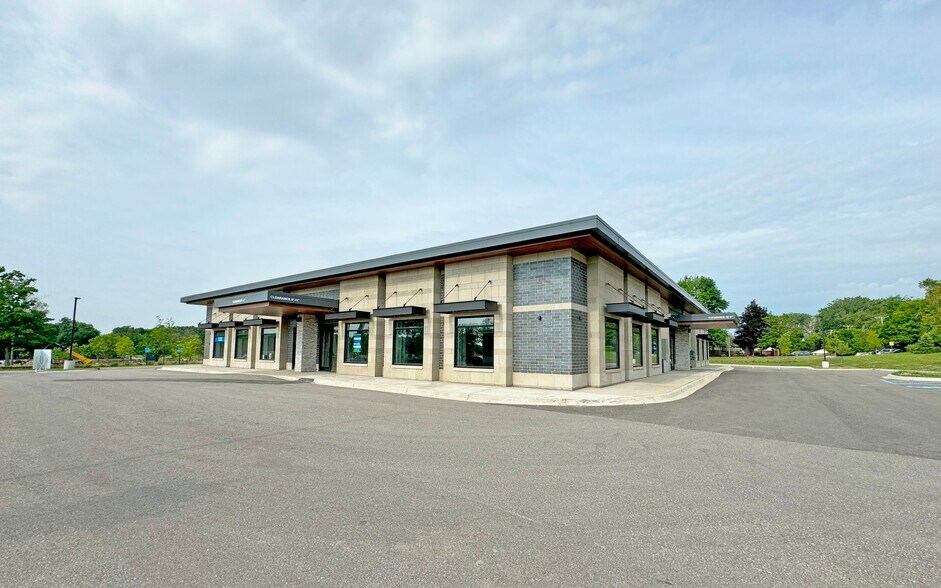 40820 7 Mile Rd, Northville, MI à vendre - Photo du bâtiment - Image 3 de 8