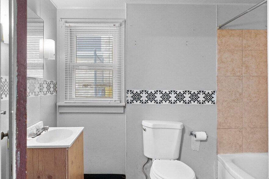 301 Squires Ave, Endicott, NY à vendre - Photo du bâtiment - Image 3 de 18