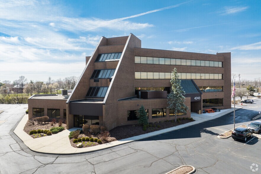 4243 Hunt Rd, Cincinnati, OH à louer - Photo du bâtiment - Image 3 de 21