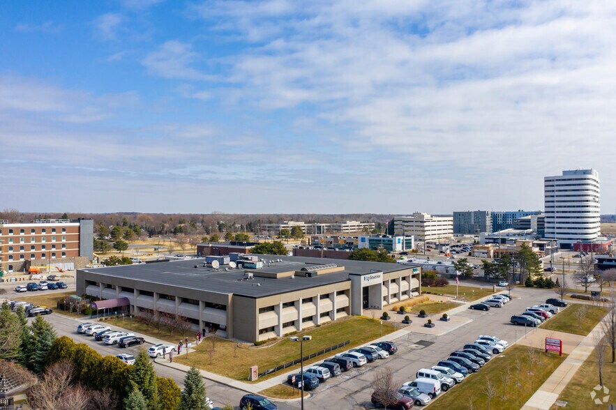 1500 W Big Beaver Rd, Troy, MI à louer - Photo du bâtiment - Image 2 de 5