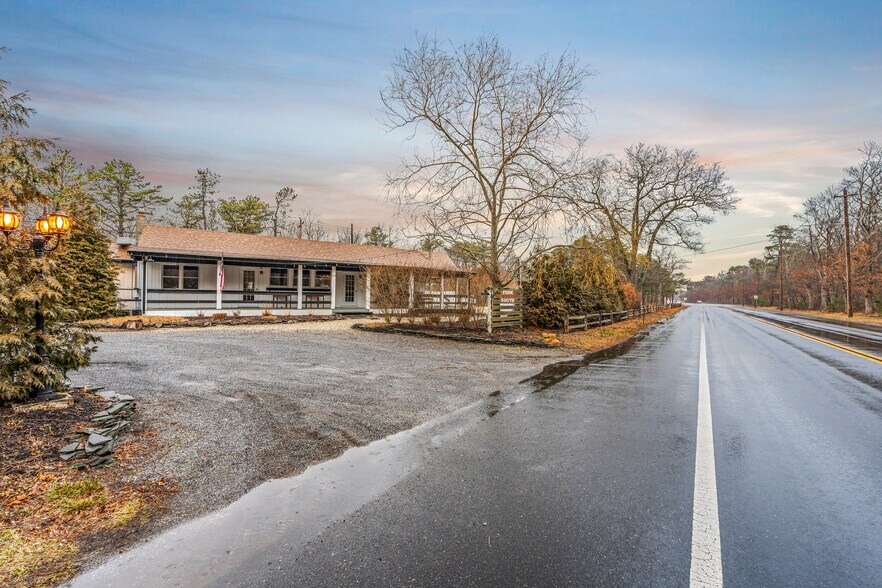 412 Montauk Hwy, East Quogue, NY à vendre - Photo du bâtiment - Image 2 de 25