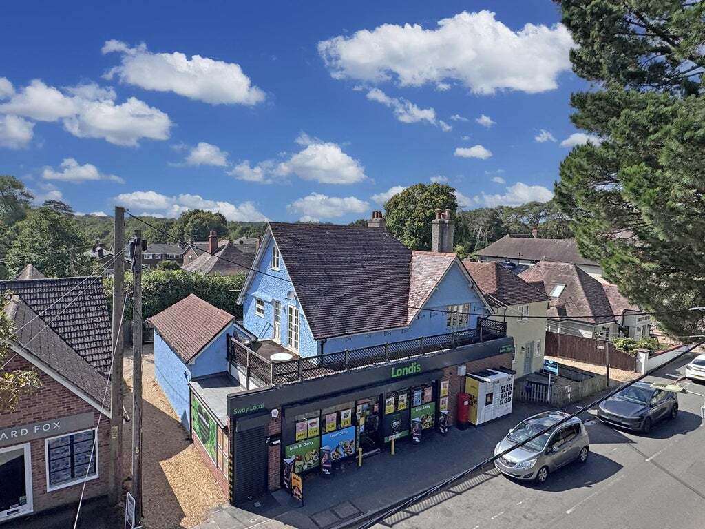 Station Rd, Sway à vendre Photo du bâtiment- Image 1 de 10