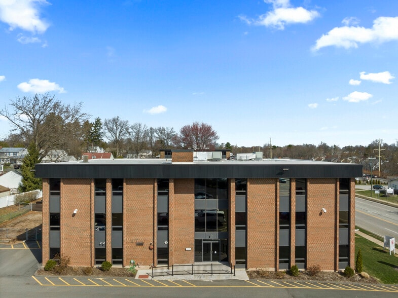 449 Silas Deane Hwy, Wethersfield, CT for sale - Building Photo - Image 2 of 31