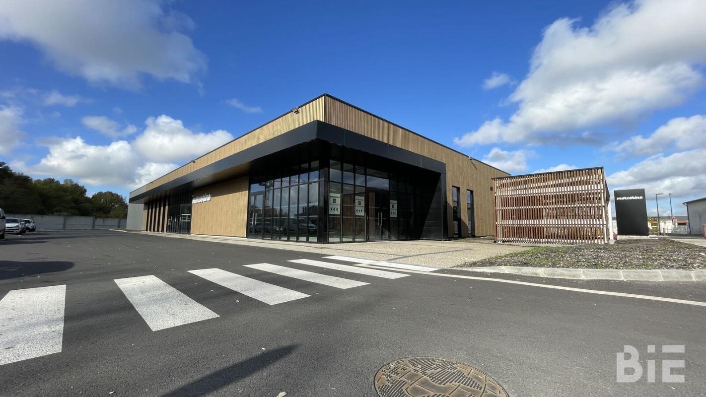 Retail in Sainte-Eulalie for lease Building Photo- Image 1 of 7