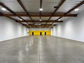 9741-9803 Independence Ave, Chatsworth, CA à louer Photo intérieure- Image 2 de 11