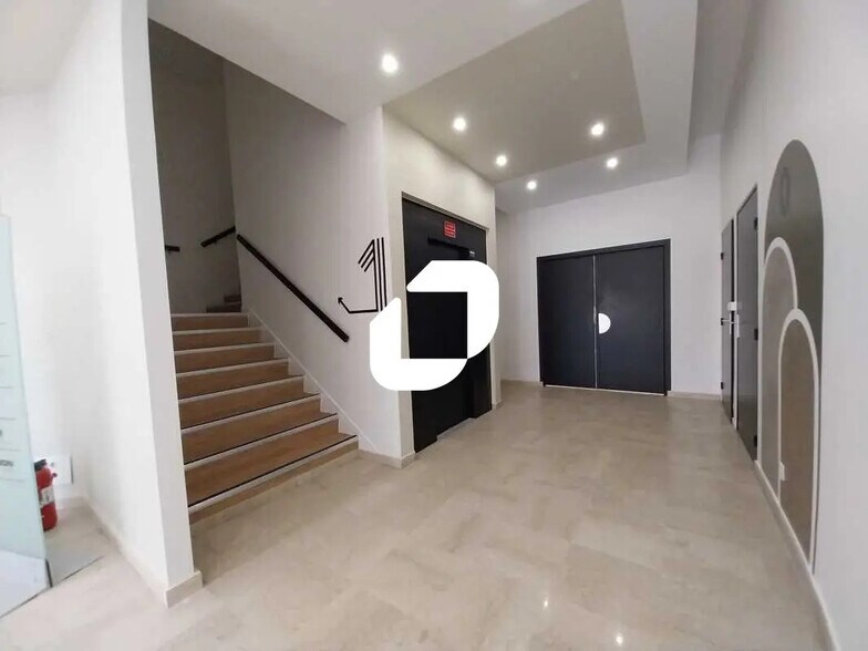 12 Rue Du Fort De Saint-Cyr, Montigny-le-Bretonneux à louer - Hall d’entrée - Image 2 de 7