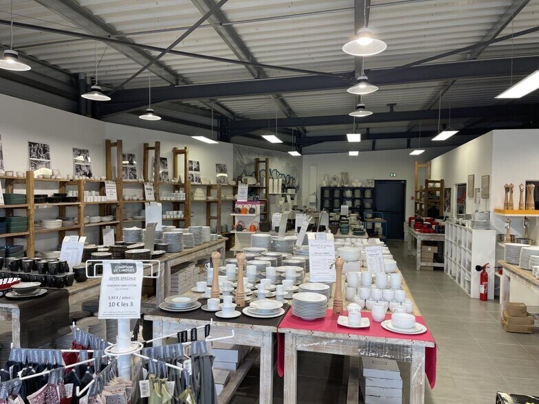 Retail in Le Vigen for lease - Interior Photo - Image 2 of 5