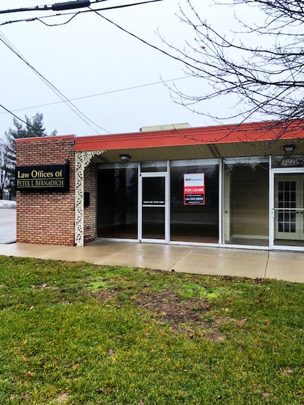 16744-16750 E 14 Mile Rd, Fraser, MI for lease - Building Photo - Image 2 of 9