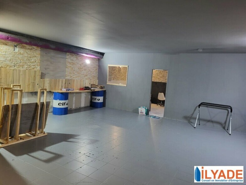 Retail in Trets for lease - Interior Photo - Image 2 of 2
