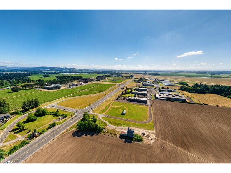 3330 SE Three Mile Ln, McMinnville, OR à vendre - Photo du bâtiment - Image 3 de 33