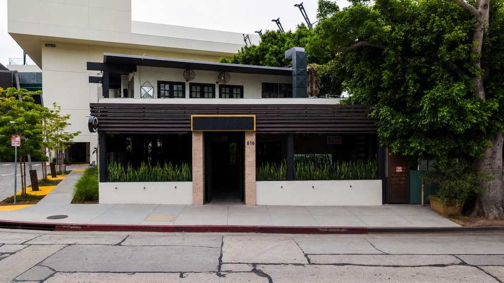 616 N Robertson Blvd, West Hollywood, CA à vendre - Photo du bâtiment - Image 2 de 15