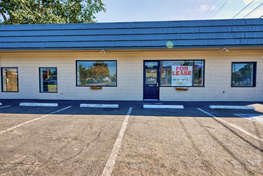 347 NW Garden Valley Blvd, Roseburg, OR for lease - Building Photo - Image 1 of 4