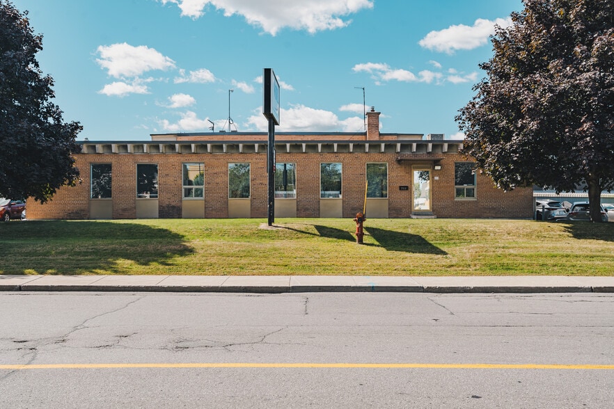 700 Montée de Liesse, Montréal, QC for sale - Building Photo - Image 3 of 7