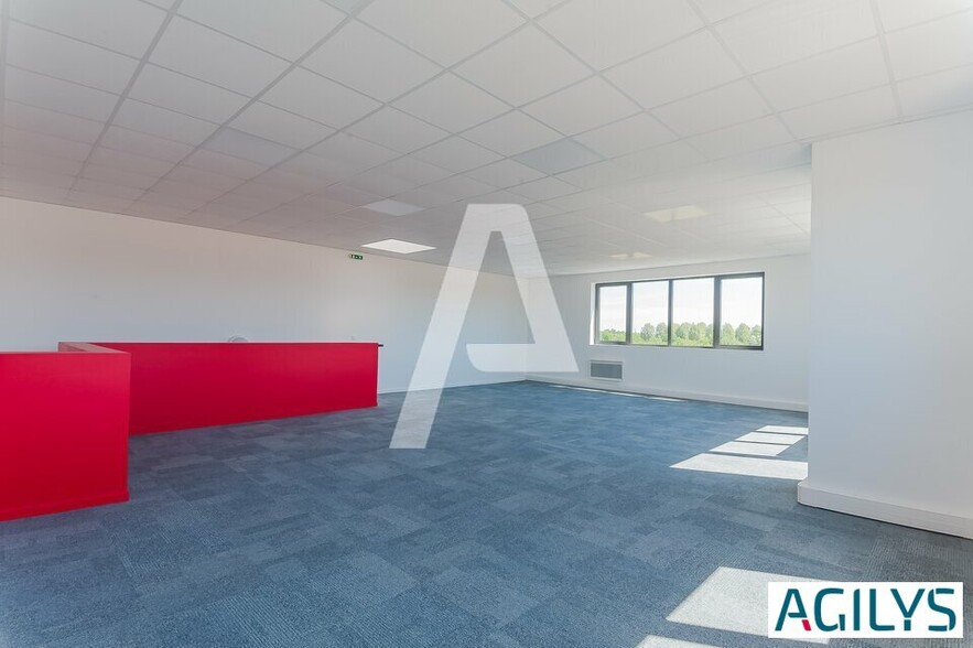 5 Boulevard Christian Jullien, Saint-Pierre-du-Perray for lease - Interior Photo - Image 2 of 7