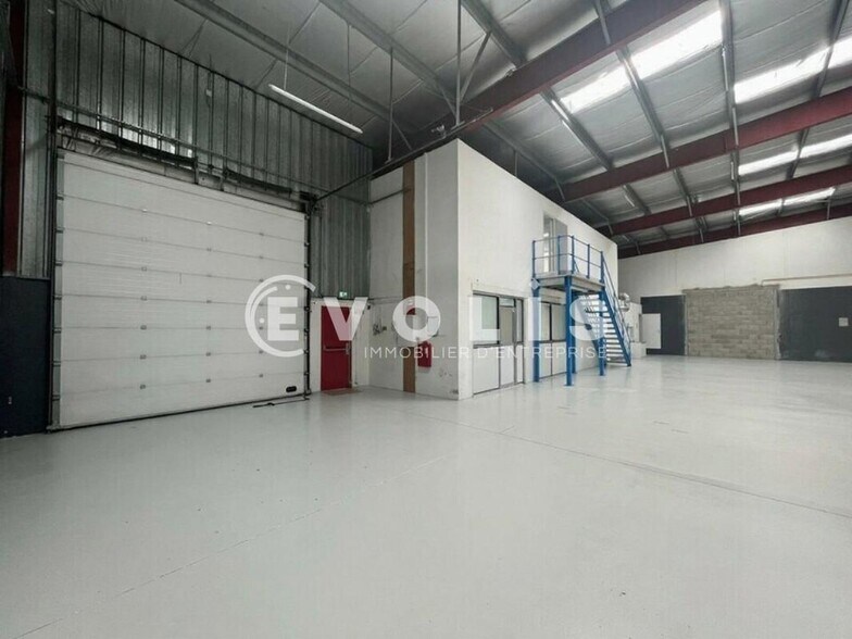 33 Avenue Des Frères Montgolfier, Chassieu à louer - Photo du bâtiment - Image 3 de 10