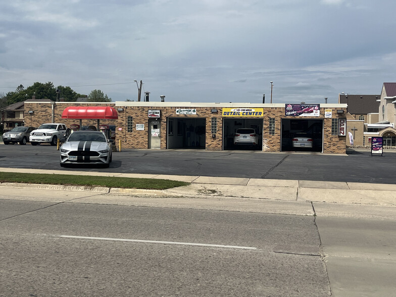 210 W Oakland Ave, Austin, MN for sale - Building Photo - Image 1 of 3