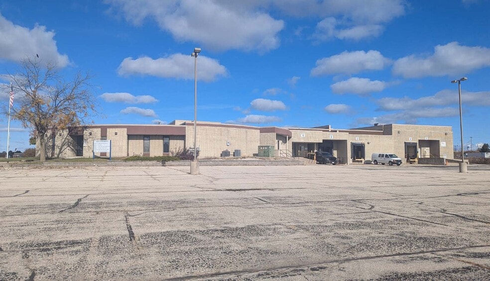 N6637 N Rolling Meadows Dr, Fond Du Lac, WI for lease - Building Photo - Image 1 of 5