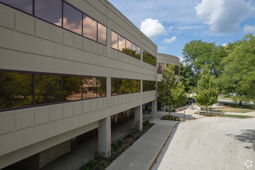 1000 Westlakes Dr, Berwyn, PA à louer - Photo du bâtiment - Image 3 de 26