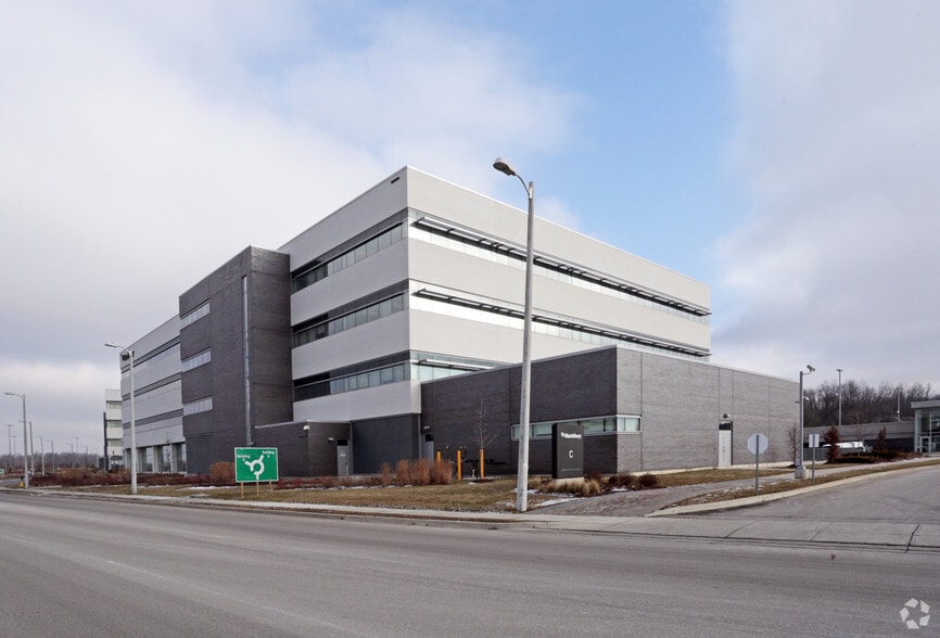 2240 University Ave E, Waterloo, ON à louer - Photo du bâtiment - Image 3 de 3