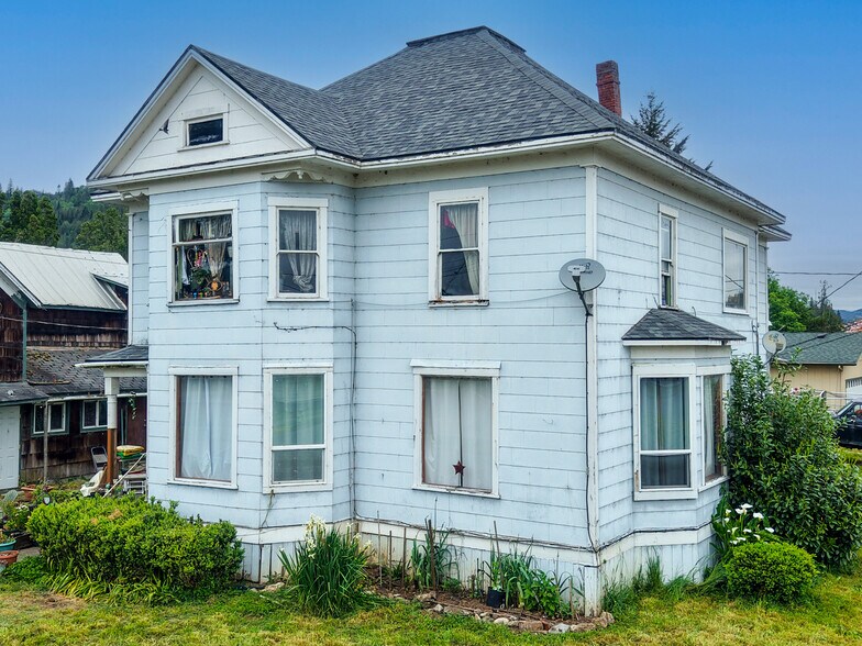 131 Ash St, Myrtle Point, OR à vendre - Photo du bâtiment - Image 1 de 16