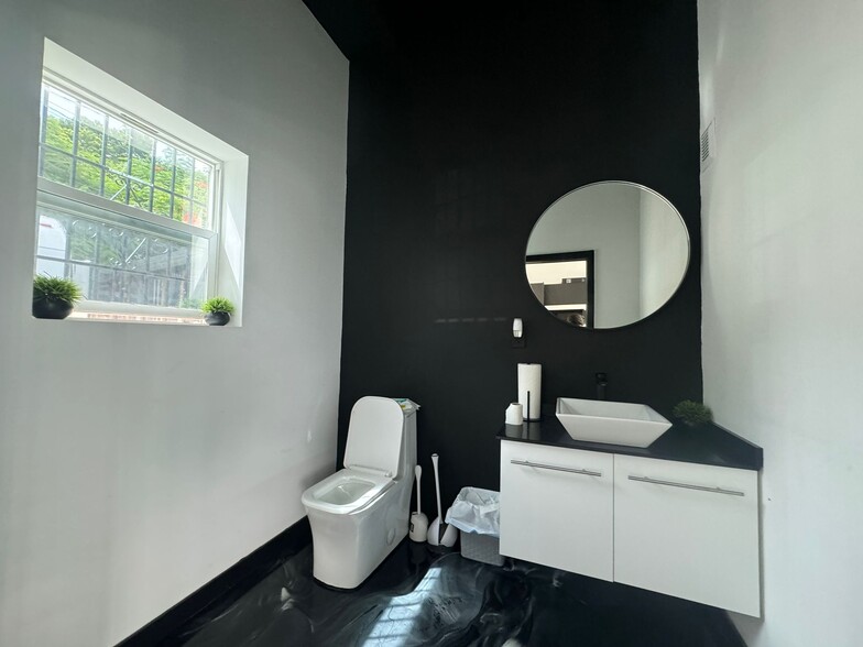 5126 NW 7th Ave, Miami, FL for lease - Building Photo - Image 3 of 4