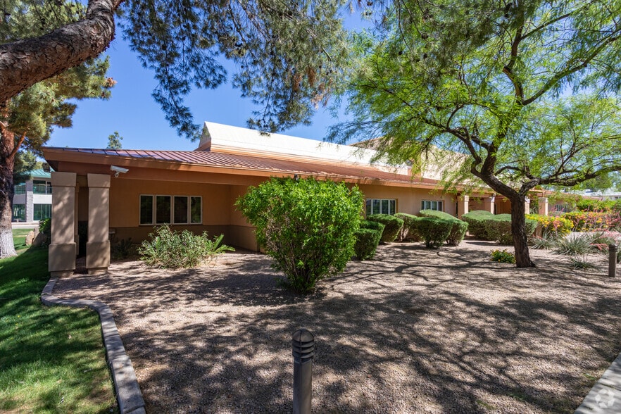 4765 S Lakeshore Dr, Tempe, AZ à vendre - Photo du bâtiment - Image 3 de 10