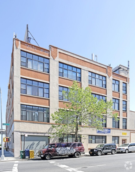 33-01 Queens Blvd, Long Island City, NY for lease - Building Photo - Image 3 of 6