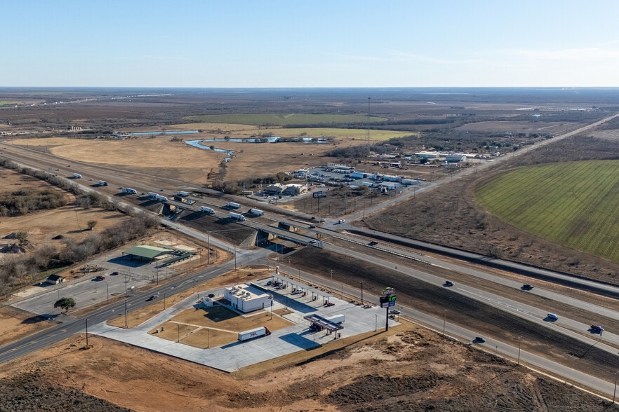967 S Interstate 35, Pearsall, TX for sale - Building Photo - Image 3 of 3