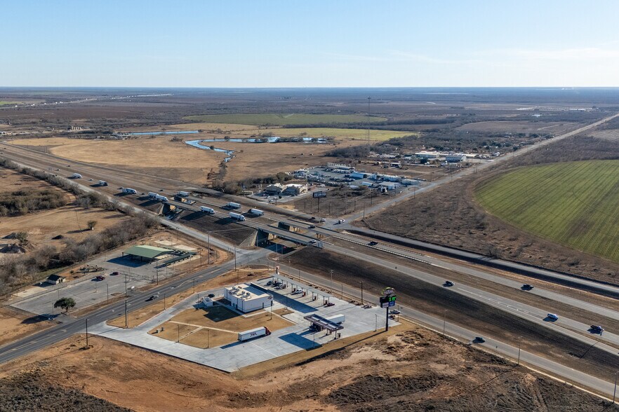 967 S Interstate 35, Pearsall, TX à vendre - Photo du bâtiment - Image 3 de 3