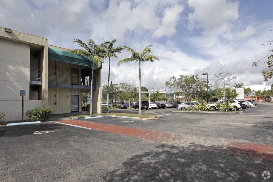 2331 N State Road 7, Lauderhill, FL à louer - Photo du bâtiment - Image 3 de 49