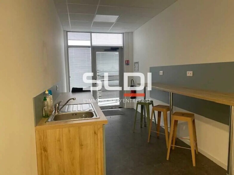 Bureau dans Rillieux-la-Pape à louer - Photo du bâtiment - Image 3 de 10