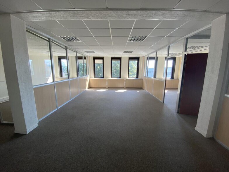 Office in Dardilly for lease - Interior Photo - Image 3 of 10