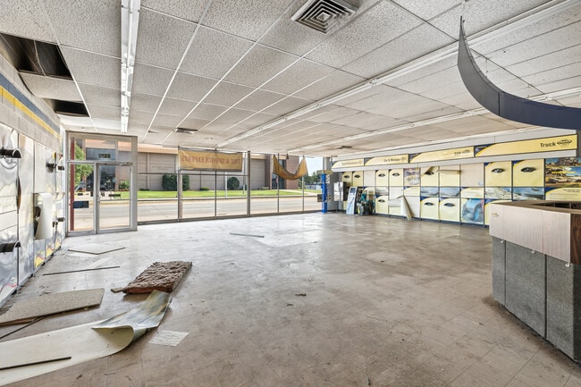 More details for 6416 NW 39th Expy, Bethany, OK - Retail for Auction