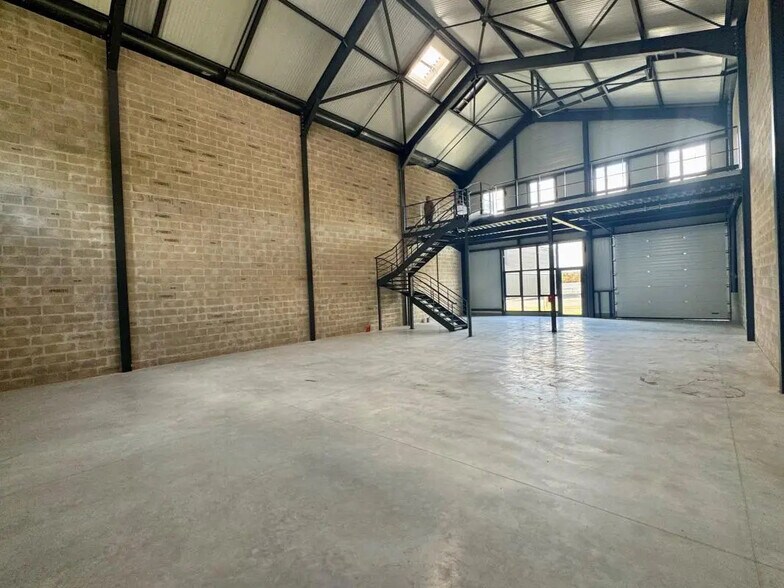 Flex in Groslay for lease - Interior Photo - Image 3 of 7