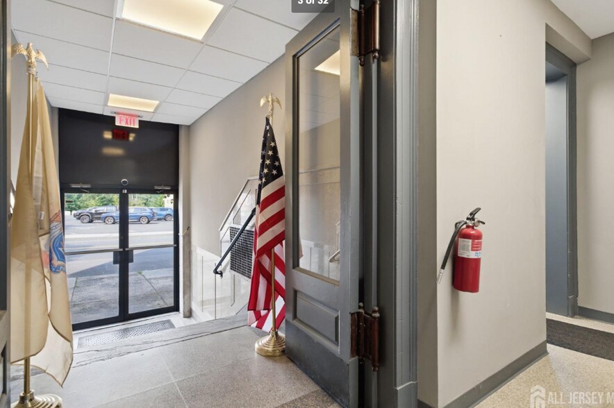 44 N Main St, Milltown, NJ à louer - Hall d’entrée - Image 3 de 14
