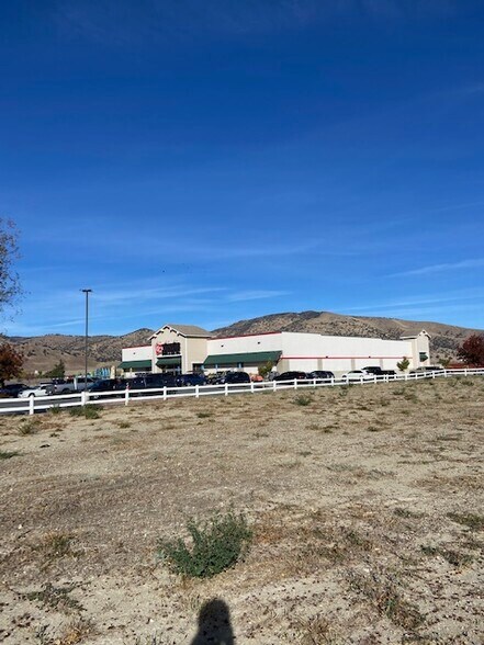 408 N Mill St, Tehachapi, CA à vendre - Photo du bâtiment - Image 3 de 7