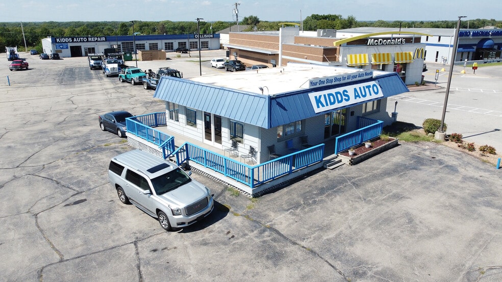 DEALERSHIP & 16-BAY SHOP portfolio of 2 properties for sale on LoopNet.ca - Building Photo - Image 2 of 7