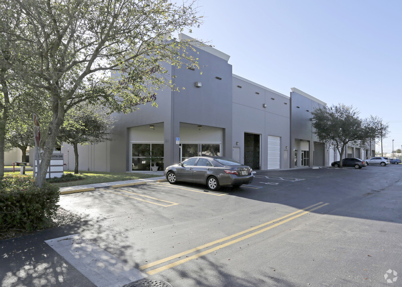 955 NW 159th Dr, Miami, FL for lease - Primary Photo - Image 1 of 4