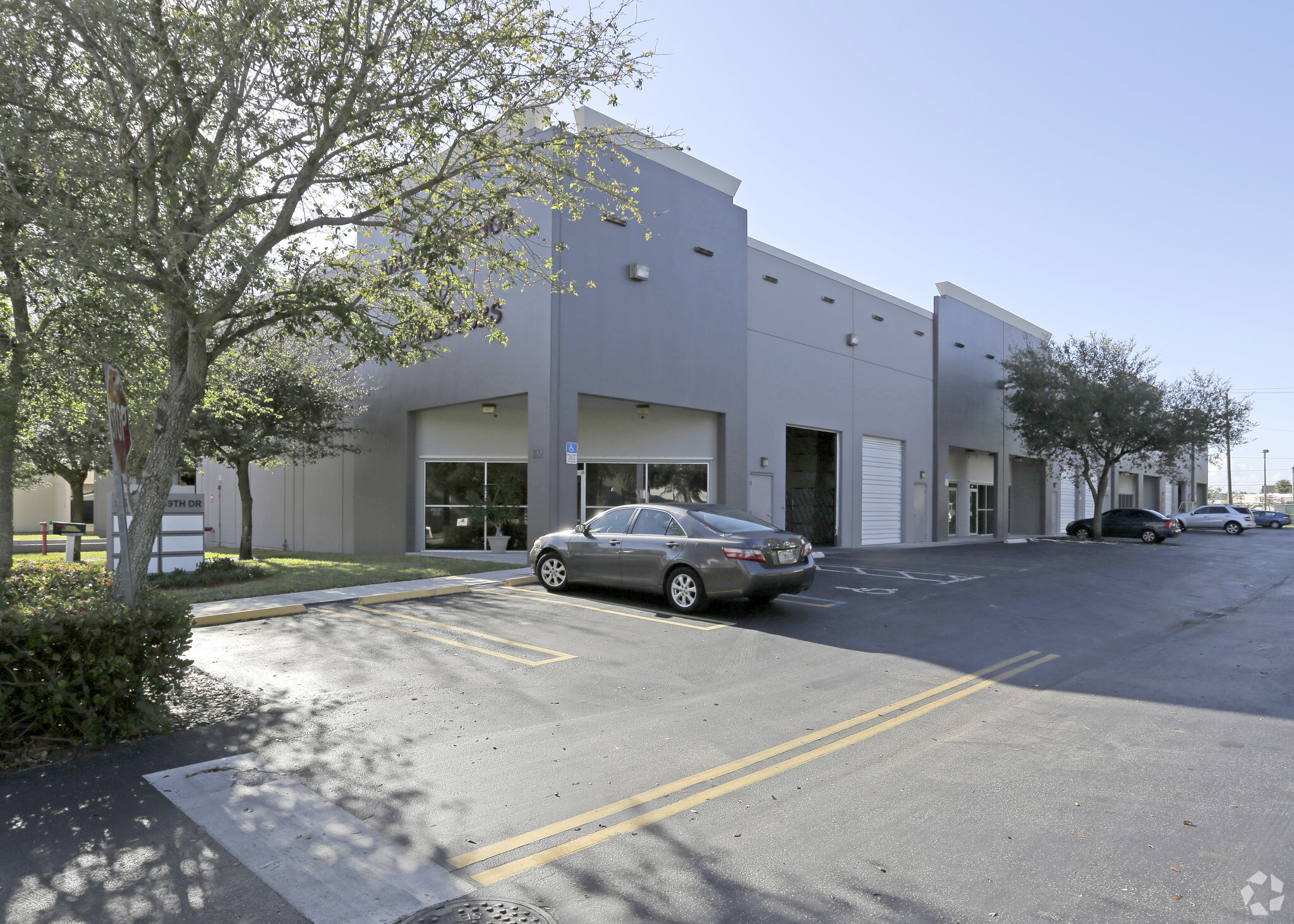 955 NW 159th Dr, Miami, FL for lease Primary Photo- Image 1 of 5