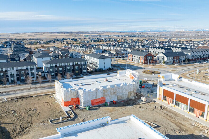 1 Ranchers Vw, Okotoks, AB à vendre - Photo du bâtiment - Image 2 de 5