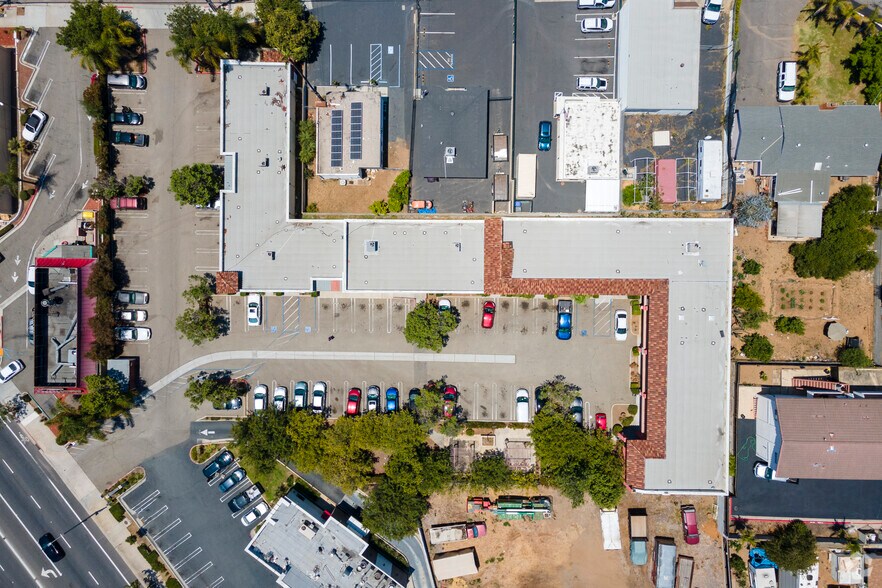 830 E Vista Way, Vista, CA à louer - Aérien - Image 3 de 5