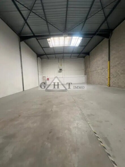 Industrial in Saint-Ouen-sur-Seine for lease - Interior Photo - Image 2 of 10