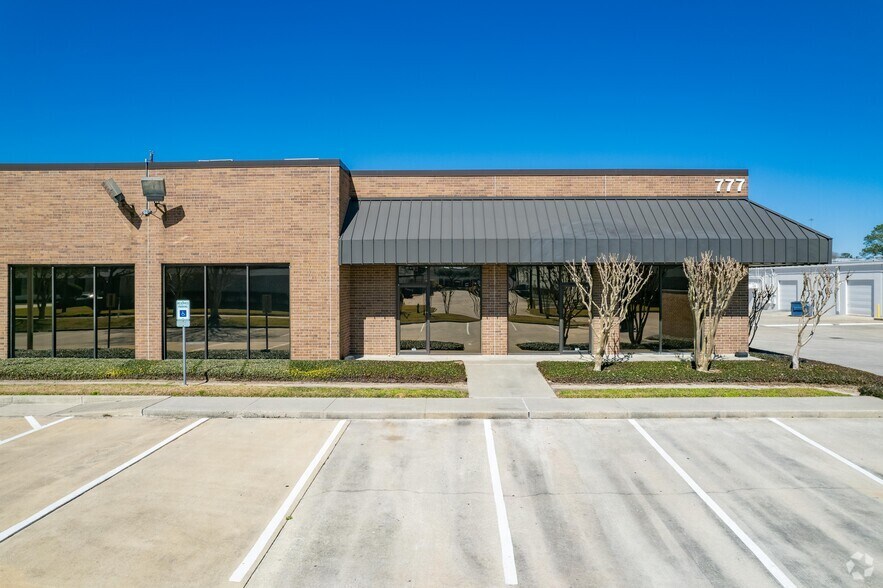 777 Benmar Dr, Houston, TX à vendre - Photo du bâtiment - Image 3 de 6