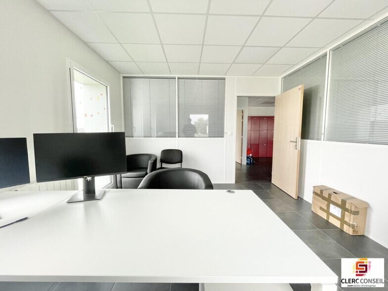 Office in Boos for sale - Interior Photo - Image 2 of 17