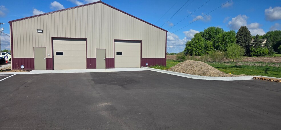 6737 NE Labeaux Ave NE, Albertville, MN à louer - Photo du bâtiment - Image 2 de 10