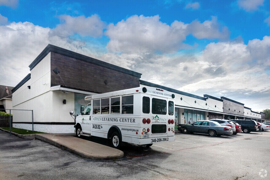 11212 Perry Rd, Houston, TX à louer - Photo du bâtiment - Image 3 de 7