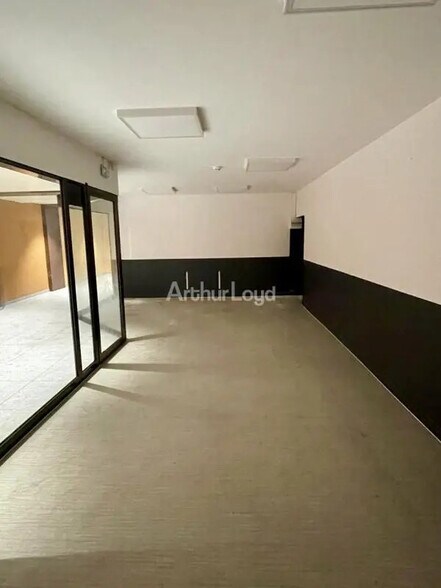 Retail in Reims for lease - Interior Photo - Image 2 of 4