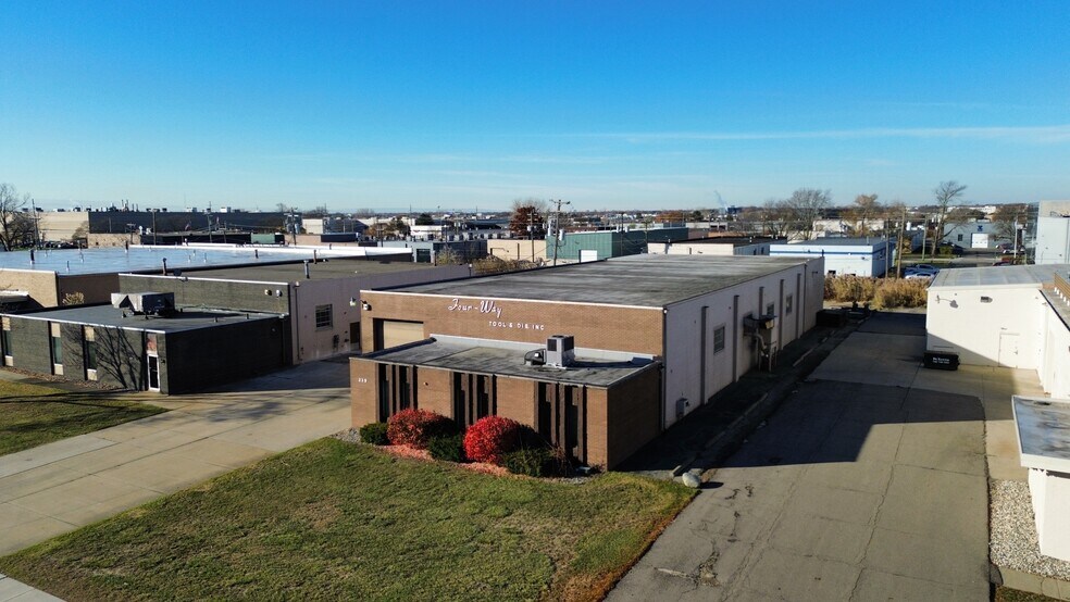 239 Indusco Ct, Troy, MI à louer - Photo du bâtiment - Image 2 de 3