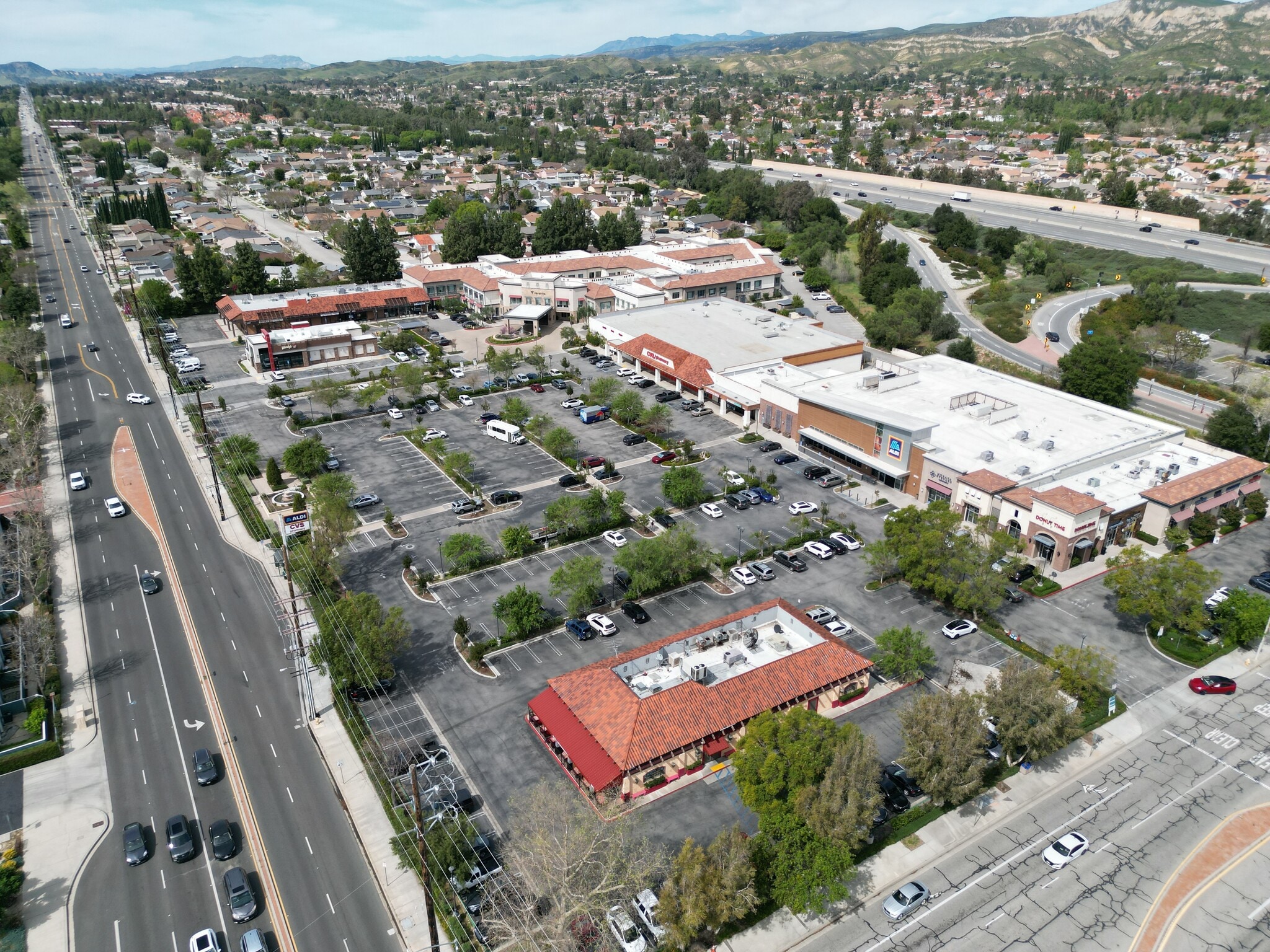 3885-3977 Cochran St, Simi Valley, CA à louer Aérien- Image 1 de 7