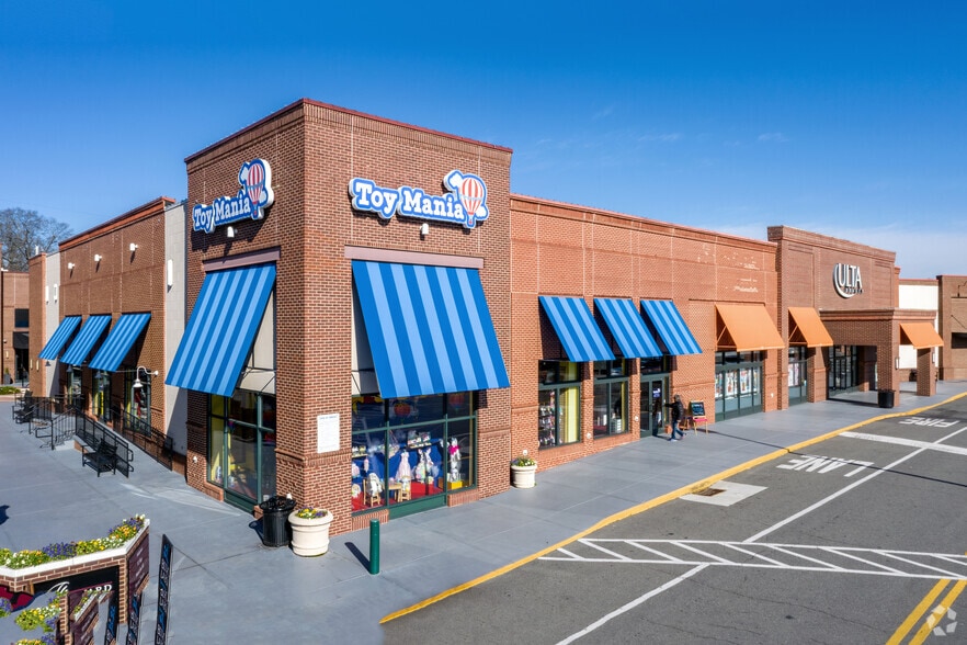 282 S Sharon Amity Rd, Charlotte, NC for lease - Building Photo - Image 3 of 19